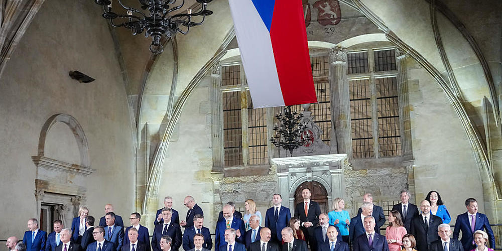 Staats- und Regierungschefs aus 44 Staaten stehen beim ersten Treffen der neuen europäischen politischen Gemeinschaft für ein gemeinsames Foto zusammen. Foto: Kay Nietfeld/dpa