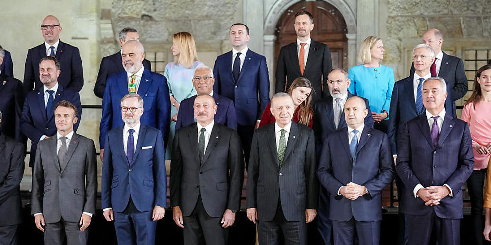 Emmanuel Macron (vordere Reihe 2. v.l.), Präsident von Frankreich und andere Staats- und Regierungschefs aus 44 Staaten stehen beim ersten Treffen der neuen europäischen politischen Gemeinschaft für ein gemeinsames Foto zusammen. Foto: Kay Nietfel...