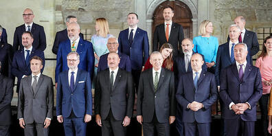 Emmanuel Macron (vordere Reihe 2. v.l.), Präsident von Frankreich und andere Staats- und Regierungschefs aus 44 Staaten stehen beim ersten Treffen der neuen europäischen politischen Gemeinschaft für ein gemeinsames Foto zusammen. Foto: Kay Nietfel...