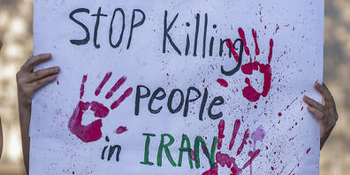 Bei einer Solidaritäts-Demonstration in Barcelona für die Protestler im Iran hält eine Teilnehmerin ein Plakat in die Höhe. Foto: Paco Freire/SOPA Images via ZUMA Press Wire/dpa