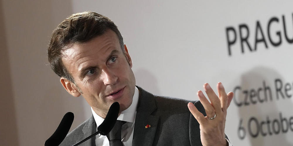 Emmanuel Macron, Präsident von Frankreich, spricht während einer Pressekonferenz nach dem Treffen der Europäischen Politischen Gemeinschaft auf der Prager Burg. Foto: Darko Bandic/AP/dpa