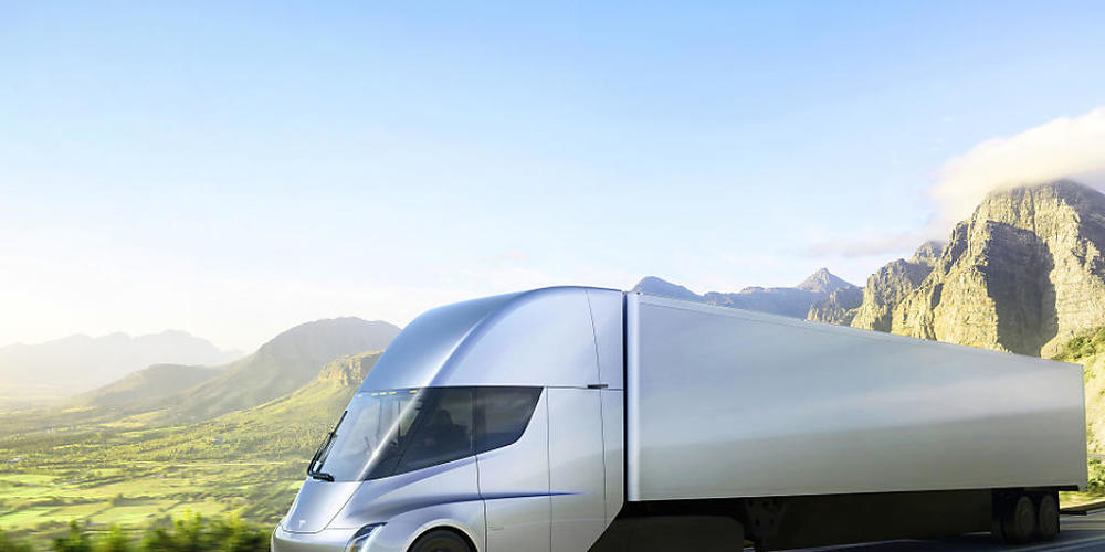 Der US-Tech-Unternehmer Elon Musk bringt mit grosser Verspätung einen elektrisch betriebenen Sattelschlepper auf den Markt. (Archivbild)