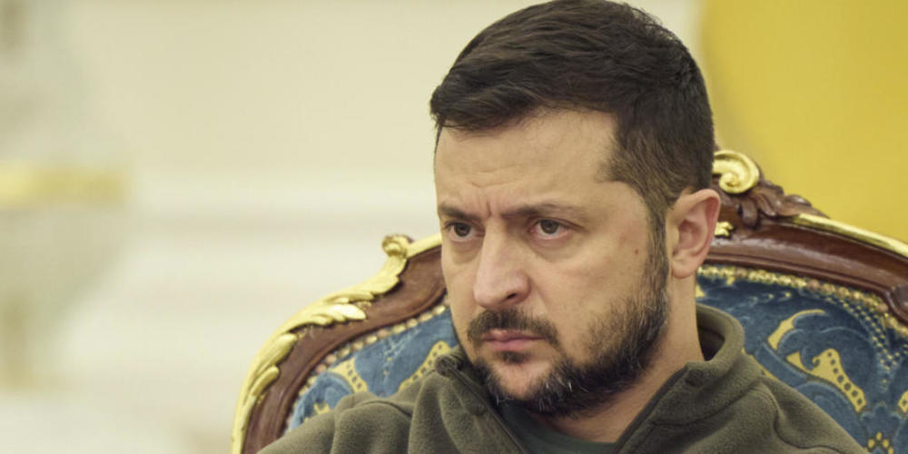 HANDOUT - Auf diesem vom Pressebüro des ukrainischen Präsidenten veröffentlichten Foto leitet Wolodymyr Selenskyj, Präsident der Ukraine, eine Sitzung des Nationalen Sicherheits- und Verteidigungsrates. Foto: -/Ukrainian Presidential Press Office/...
