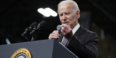 Joe Biden, Präsident der USA, spricht in einem IBM-Werk. Foto: Andrew Harnik/AP/dpa
