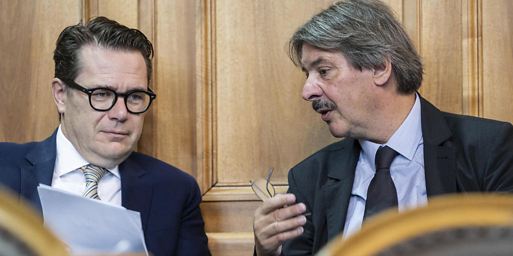 Tritt Ende Dezember zurück: Der St.Galler SP-Ständerat Paul Rechsteiner (r.), hier mit seinem St.Galler Mit-Ständerat Benedikt Würth (Mitte). (Archivbild)