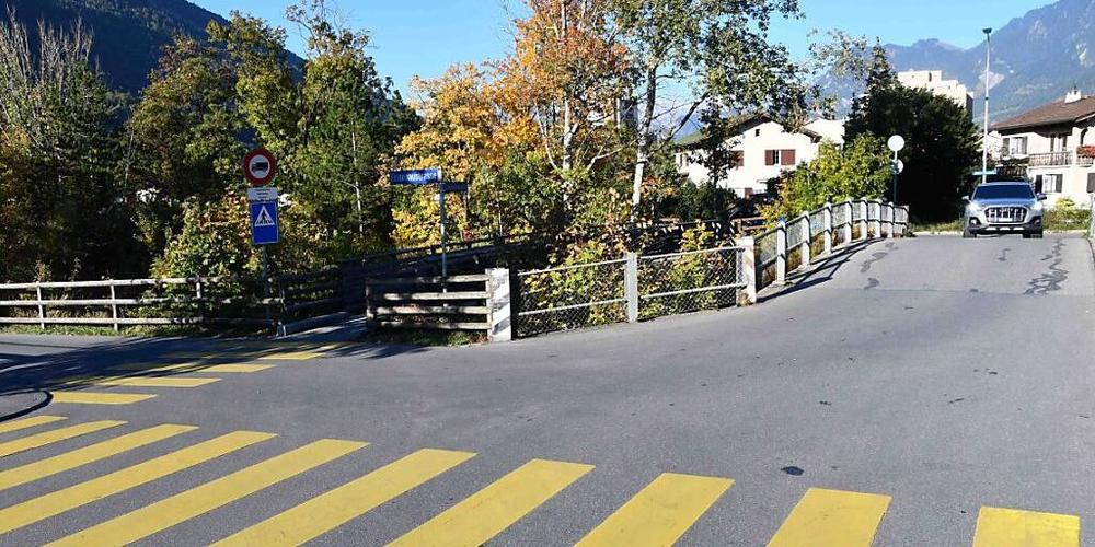 In Chur ist am Donnerstag ein 86-jähriger Mann bei einer Fussgängerbrücke von einem Lieferwagen angefahren worden. Der Mann wurde am Kopf verletzt.