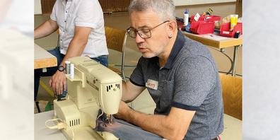 Georg an der Nähmaschine.