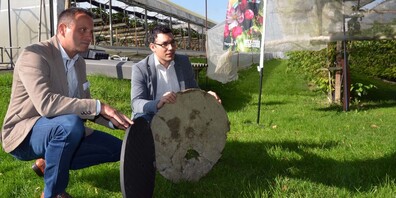 Ueli Bleiker, Chef des Landwirtschaftsamts, und Projektleiter Florian Sandrini (rechts) zeigen einen guten und einen defekten Schachteckel.