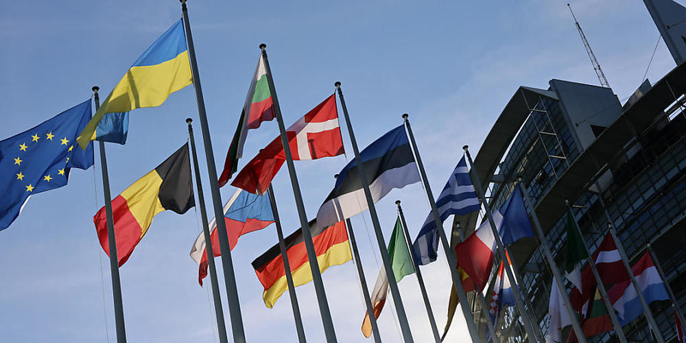 Die europäischen Flaggen wehen vor dem Europäischen Parlament. Foto: Jean-Francois Badias/AP/dpa