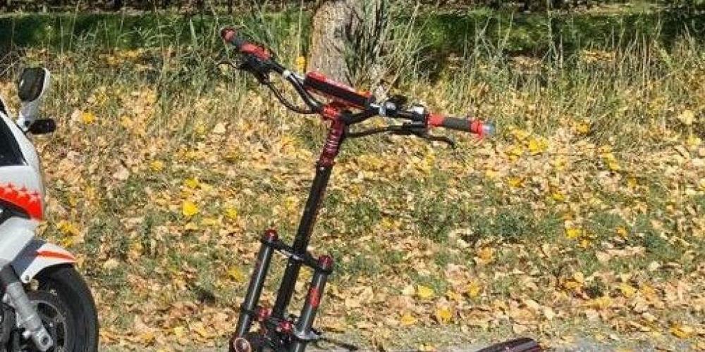 Das beschlagnahmte Fahrgerät (rechts): bei einem Test zeigte das Elektrotrottinett eine Höchstgeschwindigkeit von 115 km/h an.