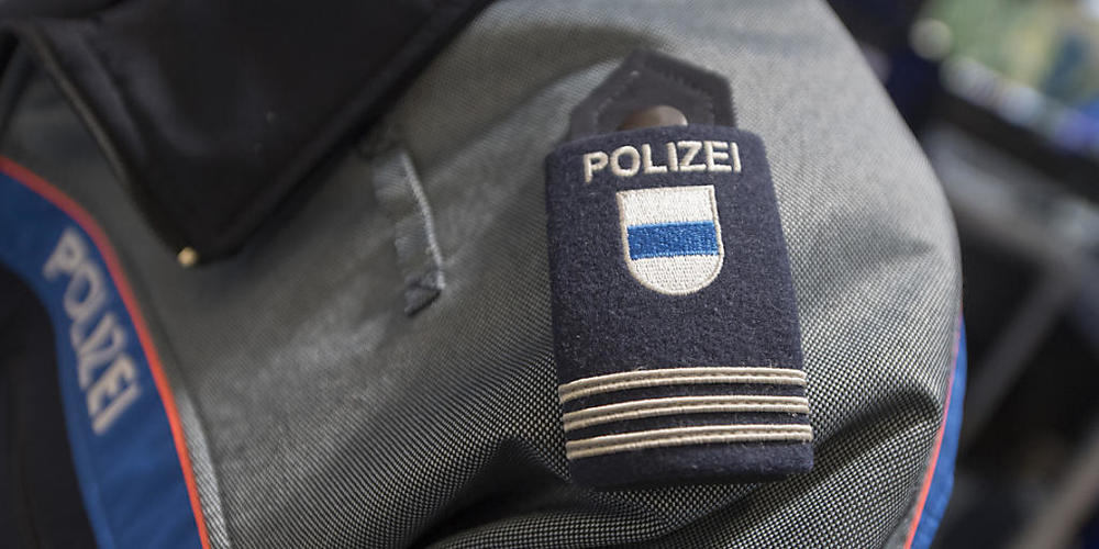 Die Zuger Polizei hat einen Mann angehalten, der mit einem Gipfeli eine Post-Angestellte bedrohte. (Archiv)