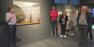 Im Stapferhaus erklärt Kurator Daniel Blochwitz die Fotografien von Davide Monteleone.
