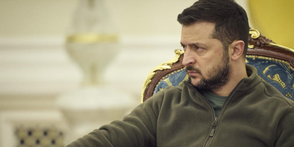 HANDOUT - Der ukrainische Präsident Wolodymyr Selenskyj hat seine umstrittenen Aussagen zu einem «Präventivschlag» gegen Russland in einem Fernsehinterview entschärft. Foto: Uncredited/Ukrainian Presidential Press Office/A/dpa - ACHTUNG: Nur zur r...