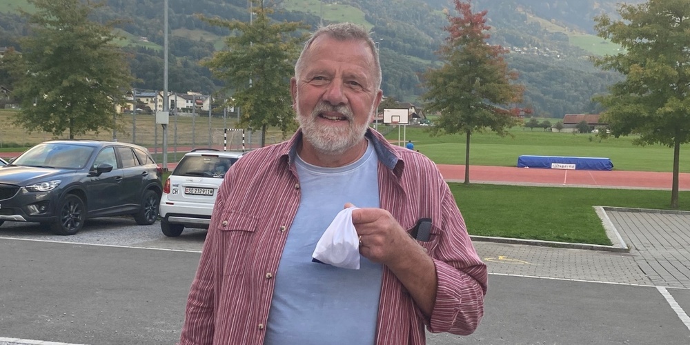 Gewinner Ruedi Gmür freut sich über seine Einkaufstaler. Wir gratulieren herzlich.