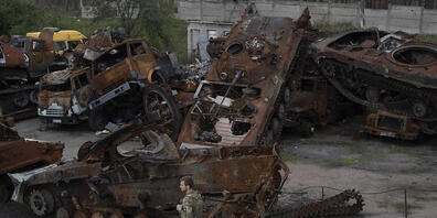 Ein ukrainischer Soldat steht neben zerstörter russischer Ausrüstung in der durch ukrainische Streitkräfte zurückeroberten Stadt Lyman. Foto: Leo Correa/AP/dpa