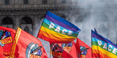 Demonstranten schwenken Fahnen während der Demonstration «Italien, Europa, hört auf die Arbeitswelt», die ein Jahr nach dem Angriff einer Gruppe von rechtsextremen Aktivisten auf den Sitz der Gewerkschaft «Confederazione Generale Italiana del Lavo...