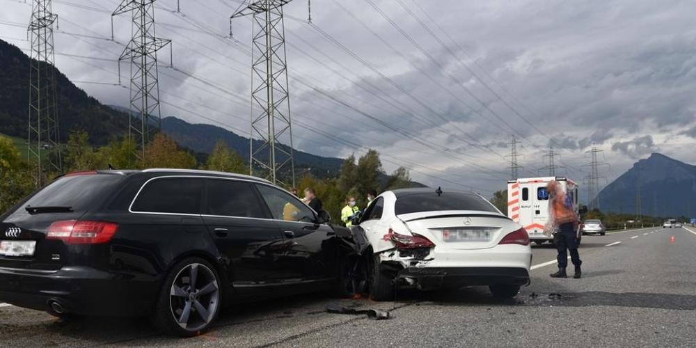 Zwei leicht Verletzte und viel Blechschaden bei einem Auffahrunfall auf der A13 bei Maienfeld GR.