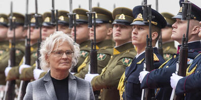 dpatopbilder - Christine Lambrecht, Verteidigungsministerin von Deutschland, geht im Rahmen einer Begrüßungszeremonie an der Ehrengarde entlang. Lambrecht hat bei einem Besuch in Litauen den Führungsstab der deutschen Brigade zum verstärkten Schut...