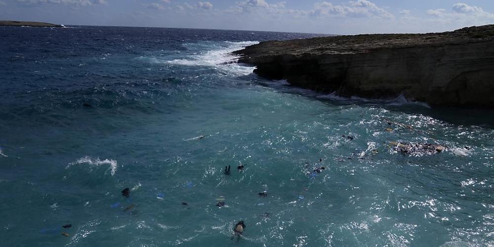Nach dem Untergang zweier Flüchtlingsboote in griechischen Gewässern hat sich die Zahl der Todesopfer auf 29 erhöht. Sechs Leichen seien in der Nähe der Insel Kythira vor der Südküste der Halbinsel Peloponnes geborgen worden. Das Bild entstand am ...