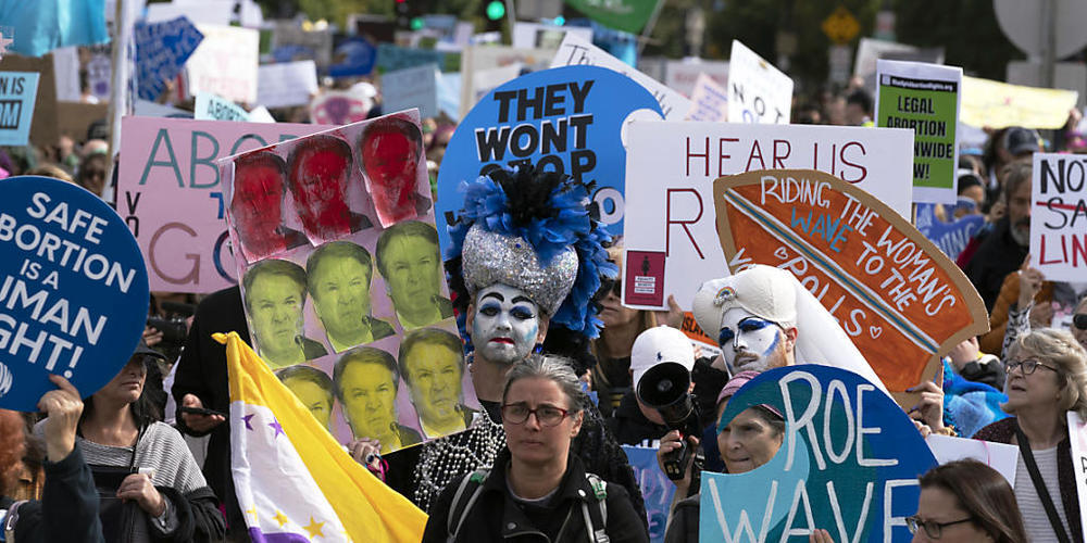 Rund einen Monat vor den Kongress-Zwischenwahlen in den USA haben am Samstag (Ortszeit) tausende Menschen in mehreren Städten für das Recht auf Abtreibung protestiert. Im Bild die Demo in Washington.