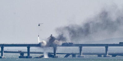 Russische Taucher untersuchen am Sonntag die Schäden, die durch die starke Explosion auf der Strassen- und Eisenbahnbrücke zur Krim entstanden sind. Die für Russland strategisch und symbolisch wichtige Krim-Brücke war Samstagfrüh von einer schwere...