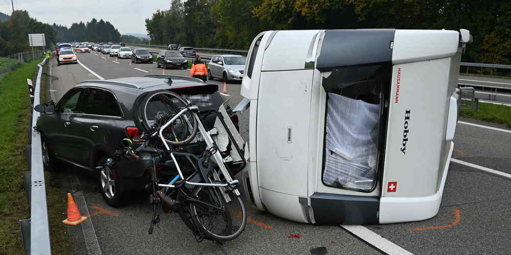 Der Wohnanhänger kam auf der Seite zu liegen und blockierte die Normalspur