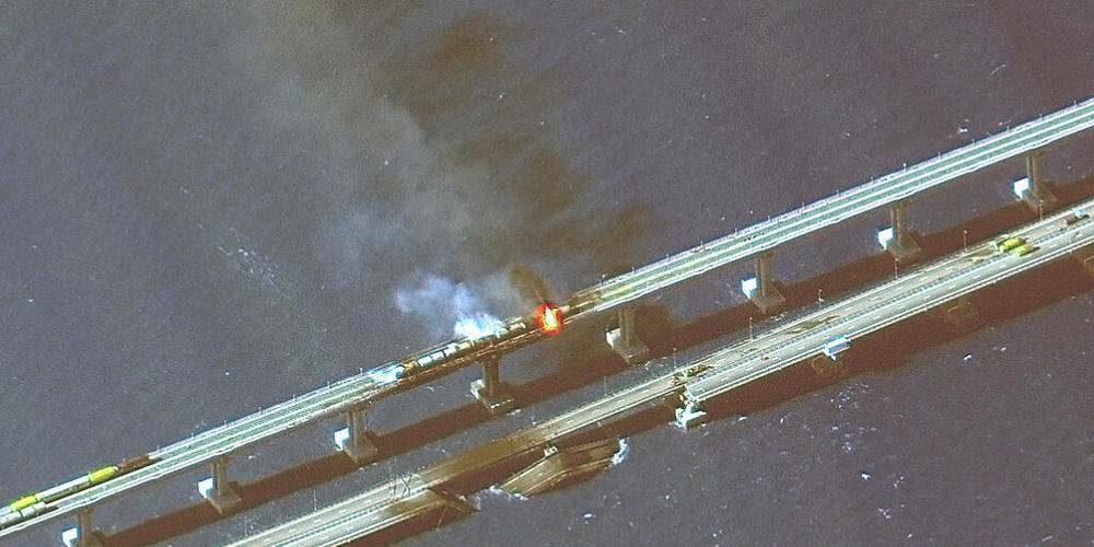 HANDOUT - Die Explosion an der einzigen Verbindungsbrücke zwischen Russland und der von Moskau annektierten Halbinsel Krim droht die Kriegslage weiter zu verschärfen. Foto: Uncredited/Maxar Technologies/AP/dpa - ACHTUNG: Nur zur redaktionellen Ver...