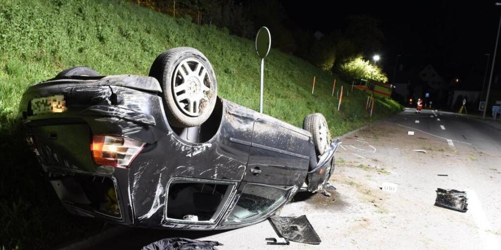 Das Auto der Jugendlichen nach der Fahrerflucht mit anschliessendem Unfall auf dem Dach liegend.