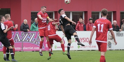 Sandro Lüchinger, der später mit einer Gelb-Roten Karte vom Platz musste, und Tarek Öztürk im Luftkampf