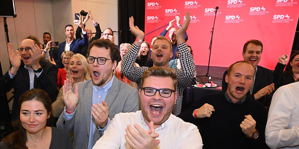 dpatopbilder - Anhänger der SPD reagieren auf die ersten Prognosen zur Landtagswahl in Niedersachsen in den Fraktionsräumen der SPD im niedersächsischen Landtag. Foto: Julian Stratenschulte/dpa
