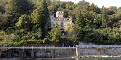Auf der italienischen Seite des Lago Maggiore bedrohte ein 31-jähriger Schweizer am Samstagabend Passanten mit einem Gewehr und rammte über ein Dutzend Autos, wobei er vier Menschen verletzte. (im Bild: italienisches Lago-Maggiore-Ufer bei Stresa)
