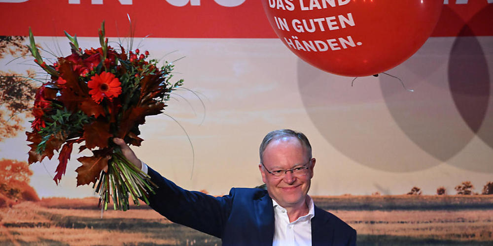 Stephan Weil (SPD), Ministerpräsident von Niedersachsen, jubelt auf der SPD-Wahlparty auf der Bühne. Foto: Bernd von Jutrczenka/dpa