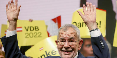 dpatopbilder - Österreichs Bundespräsiden Alexander Van der Bellen feiert mit seinen Anhängern nach der Bekanntgabe der ersten Wahlergebnisse. Foto: Theresa Wey/AP/dpa