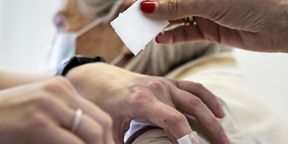 Eine Patientin erhält eine Booster-Impfung. Die Covid-19-Auffrischimpfung für das kommende Winterhalbjahr steht ab heute Montag in der ganzen Schweiz zur Verfügung. (Themenbild)