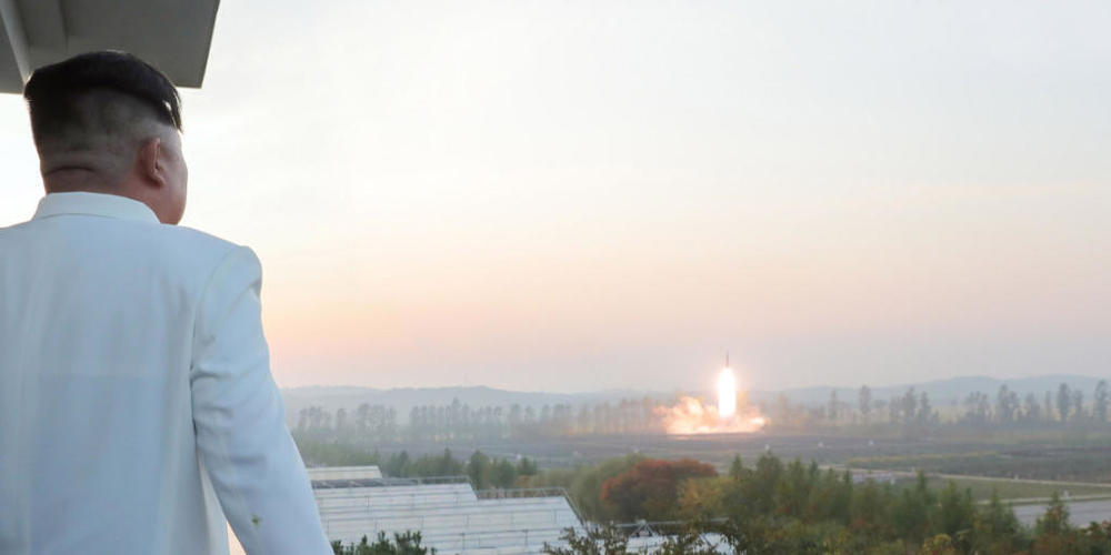 HANDOUT - Diese Aufnahme zeigt nach Angaben der staatlichen nordkoreanischen Nachrichtenagentur KCNA Machthaber Kim Jong Un bei einem Raketentest. Der Inhalt kann nicht unabhängig verifiziert werden. Foto: -/kcna/kns/dpa - ACHTUNG: Nur zur redakti...