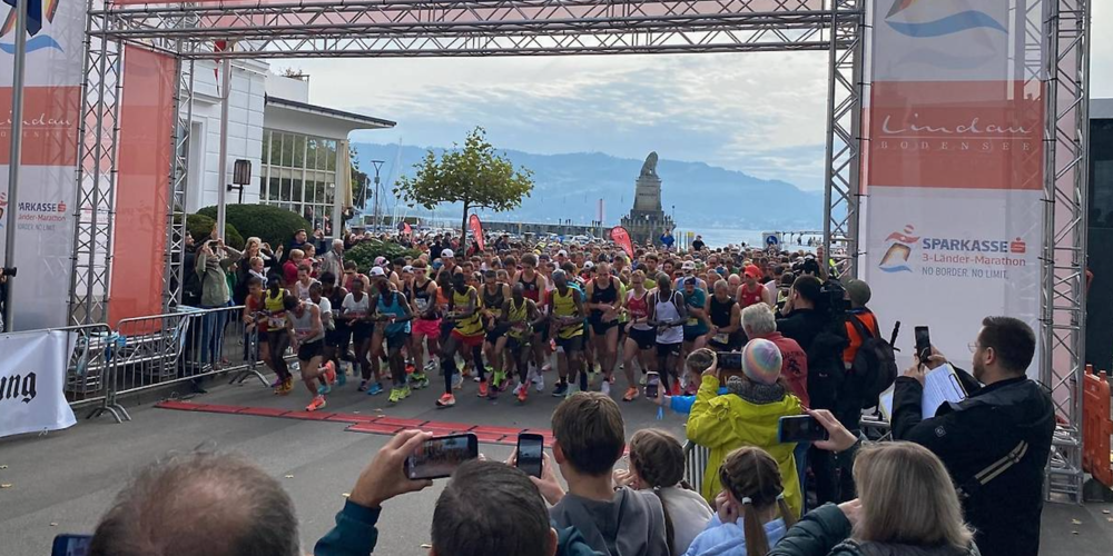 Die Teilnehmer werden am Lindauer Hafen auf die Reise über die Marathon-Distanz geschickt
