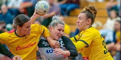 Die Yellow-Abwehr mit den beiden Topscorerinnen Mina Vasic (links) und Aleksandra Abramowicz (rechts) gehen hier gegen Pavlina Novotna hart zur Sache. 