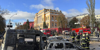 dpatopbilder - Rettungskräfte untersuchen den Schauplatz eines Angriffs auf Kiew. Die ukrainische Hauptstadt Kiew ist nach Angaben von Bürgermeister Klitschko unter russischem Raketenbeschuss. Foto: Adam Schreck/AP/dpa