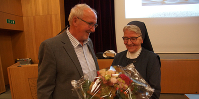 Franz Merlé, Präsident des Vereins Triangel, bedankt sich bei Schwester Jolenda Elsener für ihr Referat.