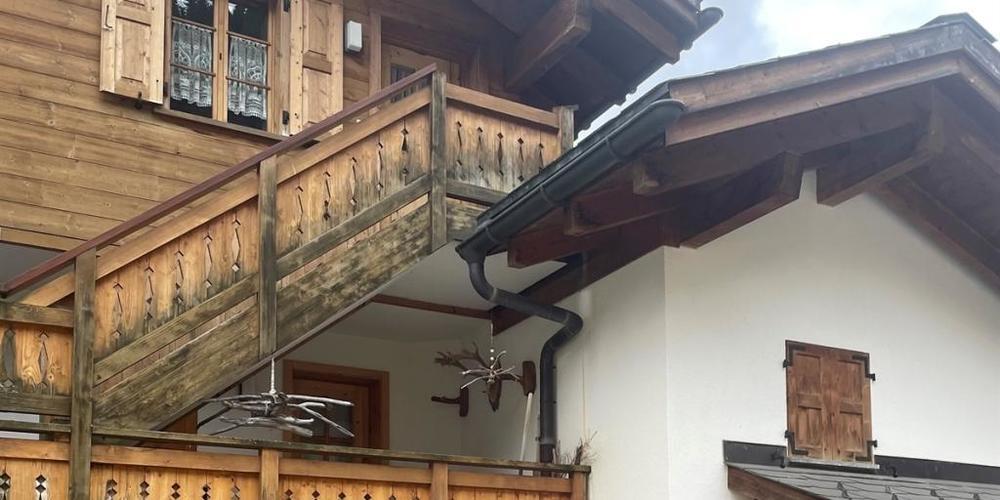 Der Kaminfeger wollte über das Geländer im zweiten Stock auf das Dach steigen und stürzte ab.