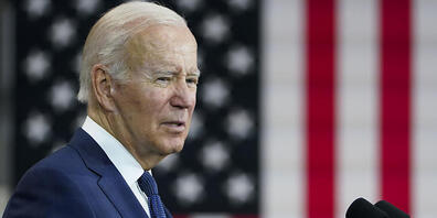 Joe Biden, Präsident der USA, spricht bei den Volvo Group Powertrain Operations in Maryland. Foto: Manuel Balce Ceneta/AP/dpa