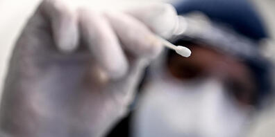 ARCHIV - Ein Arzt hält ein Teststäbchen für die Entnahme einer Probe für einen PCR-Test in der Hand. Foto: Britta Pedersen/dpa-Zentralbild/dpa