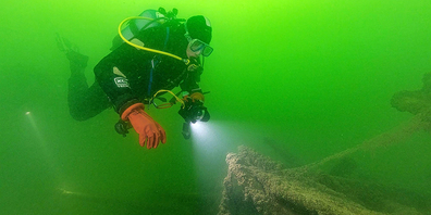  Ein Taucher erkundet das Wrack, das seit Jahrhunderten im See vor Feldbach liegt. 