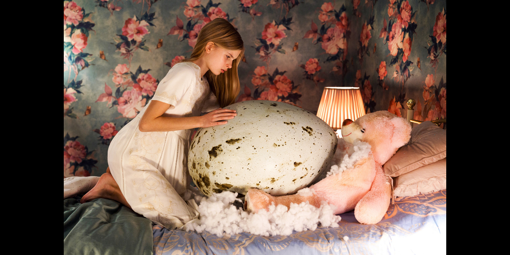 Der Horror-Arthouse-Film «Hatching» lehrt die Zuschauer das Gruseln. Dafür werden bekannte Gruselelemente mit neuen Ansätzen verbunden.