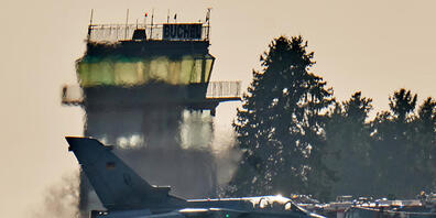 ARCHIV - Ein Tornado-Kampfflugzeug der Bundesluftwaffe landet auf dem Fliegerhorst Büchel. Die Nato beginnt in der kommenden Woche ihre jährliche Übung zur Verteidigung des Bündnisgebiets mit Atomwaffen. Foto: Thomas Frey/dpa