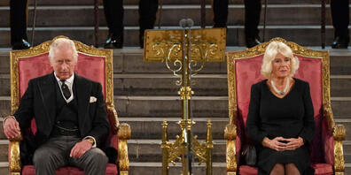 ARCHIV - König Charles III. und seine Frau Camilla (r-l) nehmen an einer feierlichen Zeremonie zur Beileidsbekundung beider Kammern des britischen Parlaments in der Westminster Hall teil. Der britische König Charles III. wird am 6. Mai 2023 gekrön...