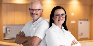 Jürg Schneider übergibt an Alexandra Kochanowski.