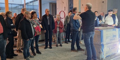 Interessiert folgen die Gäste den Ausführungen zum neuen Alters- und Pflegezentrum.  