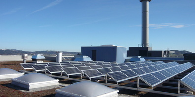 Energiepark Bazenheid mit erneuerbarer Energie aus unterschiedlichen Quellen: Energie aus Abfällen und Biomasse sowie Solarenergie aus den Photovoltaikanlagen