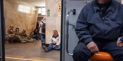 Kiewer Bürger nutzen eine U-Bahn-Station als Schutzraum während eines Luftangriffs. Foto: Stanislav Boiko/ZUMA Press Wire/dpa